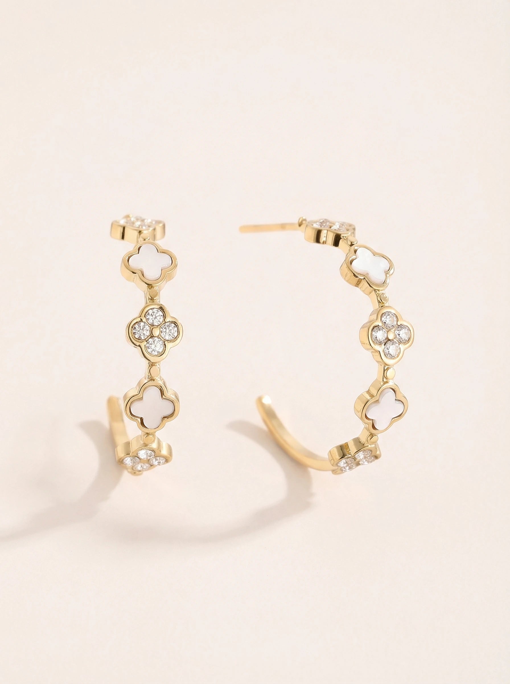 Lucky Flower Half Hoop Edelstahl Ohrringe