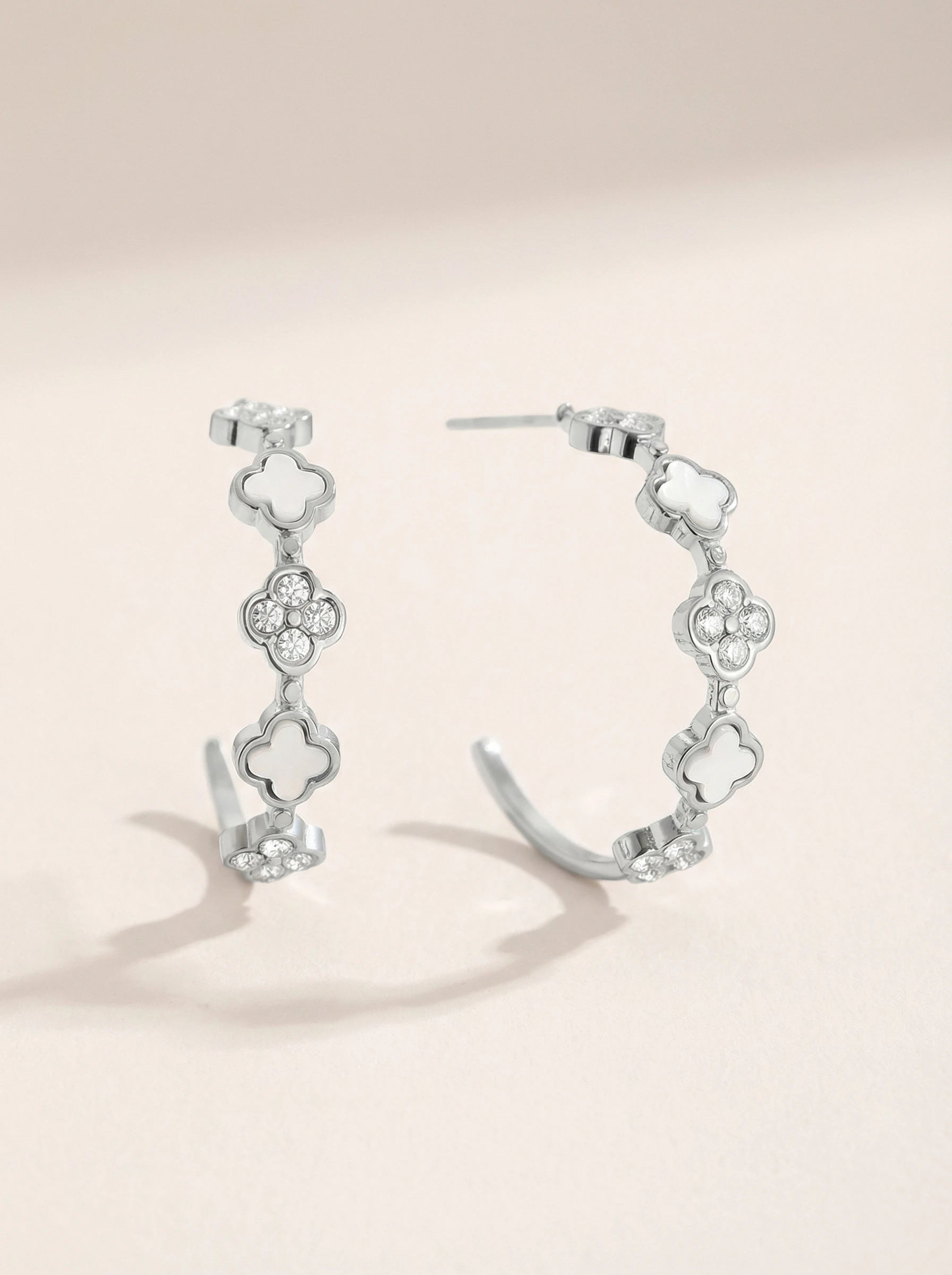 Lucky Flower Half Hoop Edelstahl Ohrringe - Produktbild 9