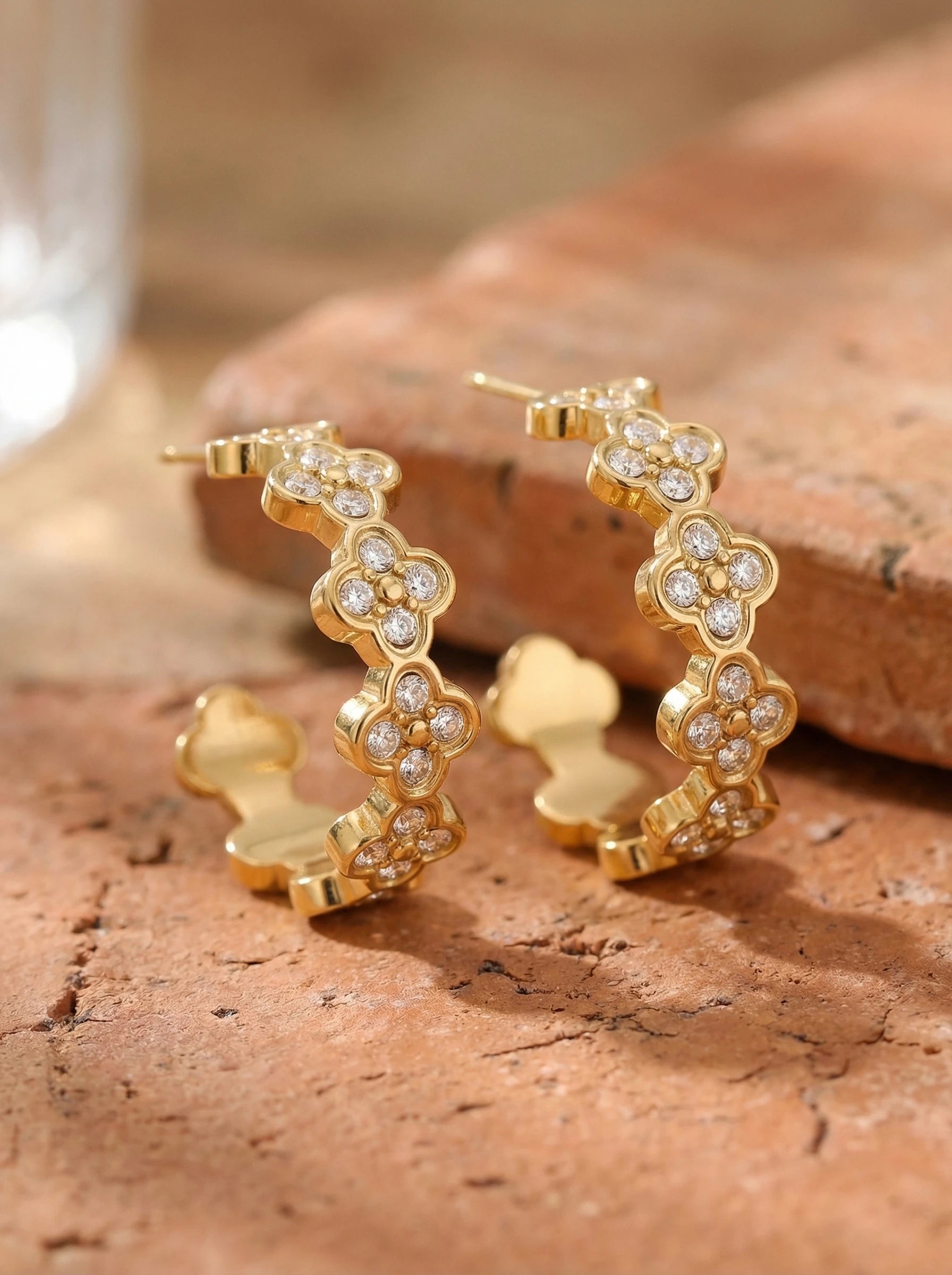 Diamond Lucky Flower Hoop Edelstahl Ohrringe - Produktbild 2