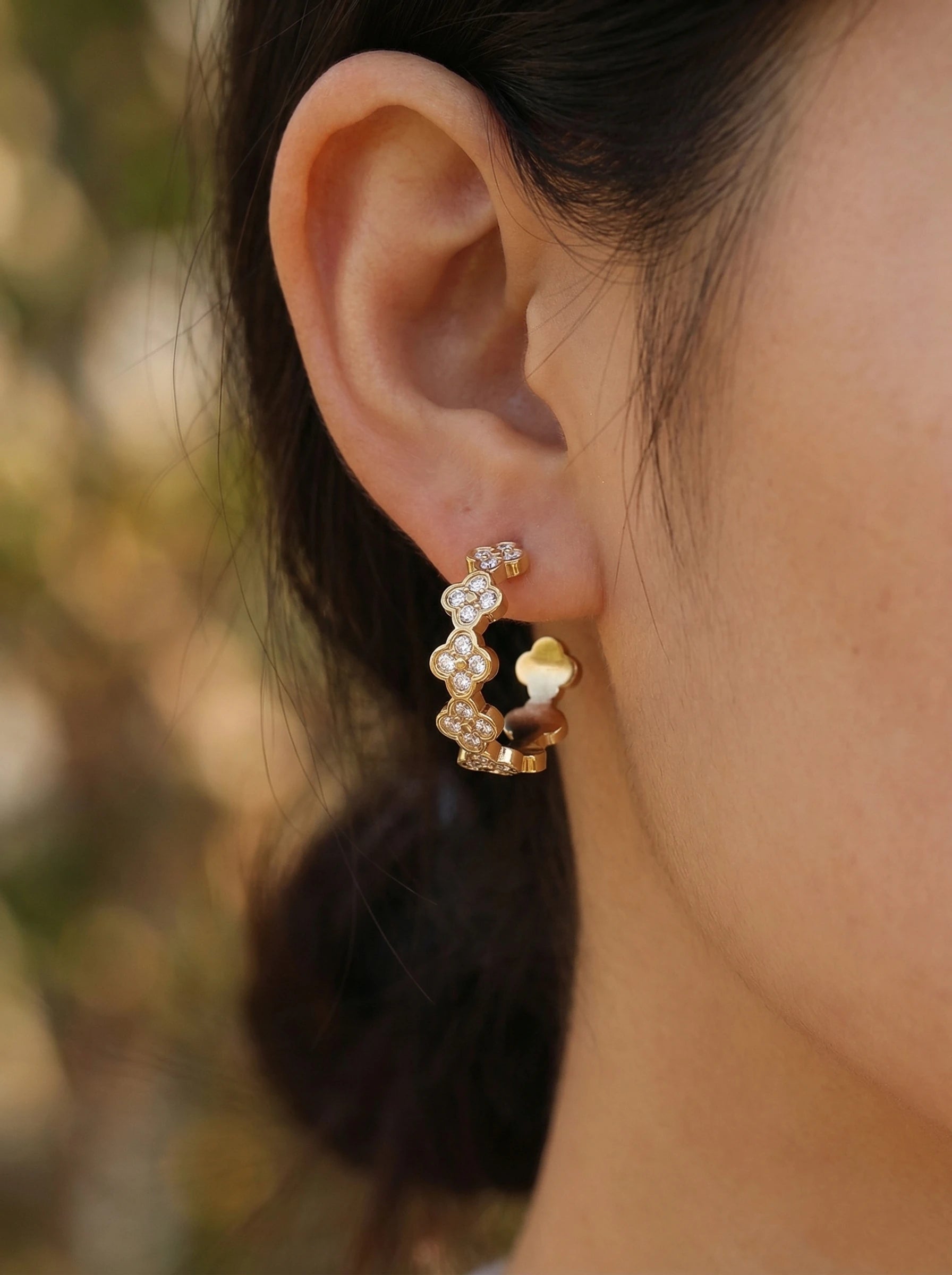 Diamond Lucky Flower Hoop Edelstahl Ohrringe - Produktbild 4