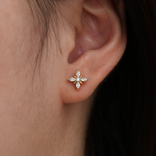 Edelstahl-Ohrring in Diamantform mit Blumenmotiv, goldfarben, mit funkelnden Steinen, am Ohr getragen