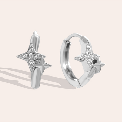Silberne Edelstahl-Ohrringe mit vierzackigem Sternmotiv und Diamantverzierung