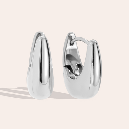Silberne Drop Hoop Ohrringe aus Edelstahl, glänzende Oberfläche, tropfenförmiges Design