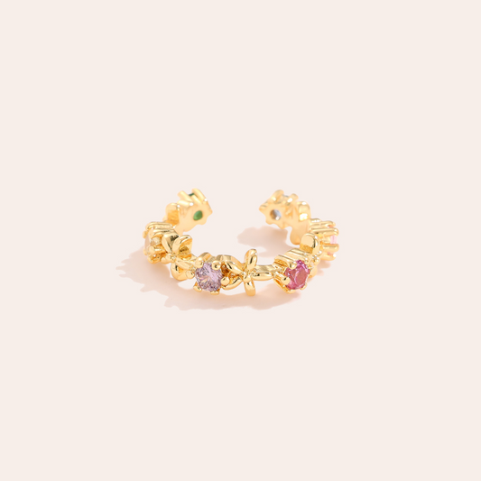 Vergoldeter Ear-Cuff mit Blumenmotiv, besetzt mit bunten Steinen, goldene Basis, filigranes Design
