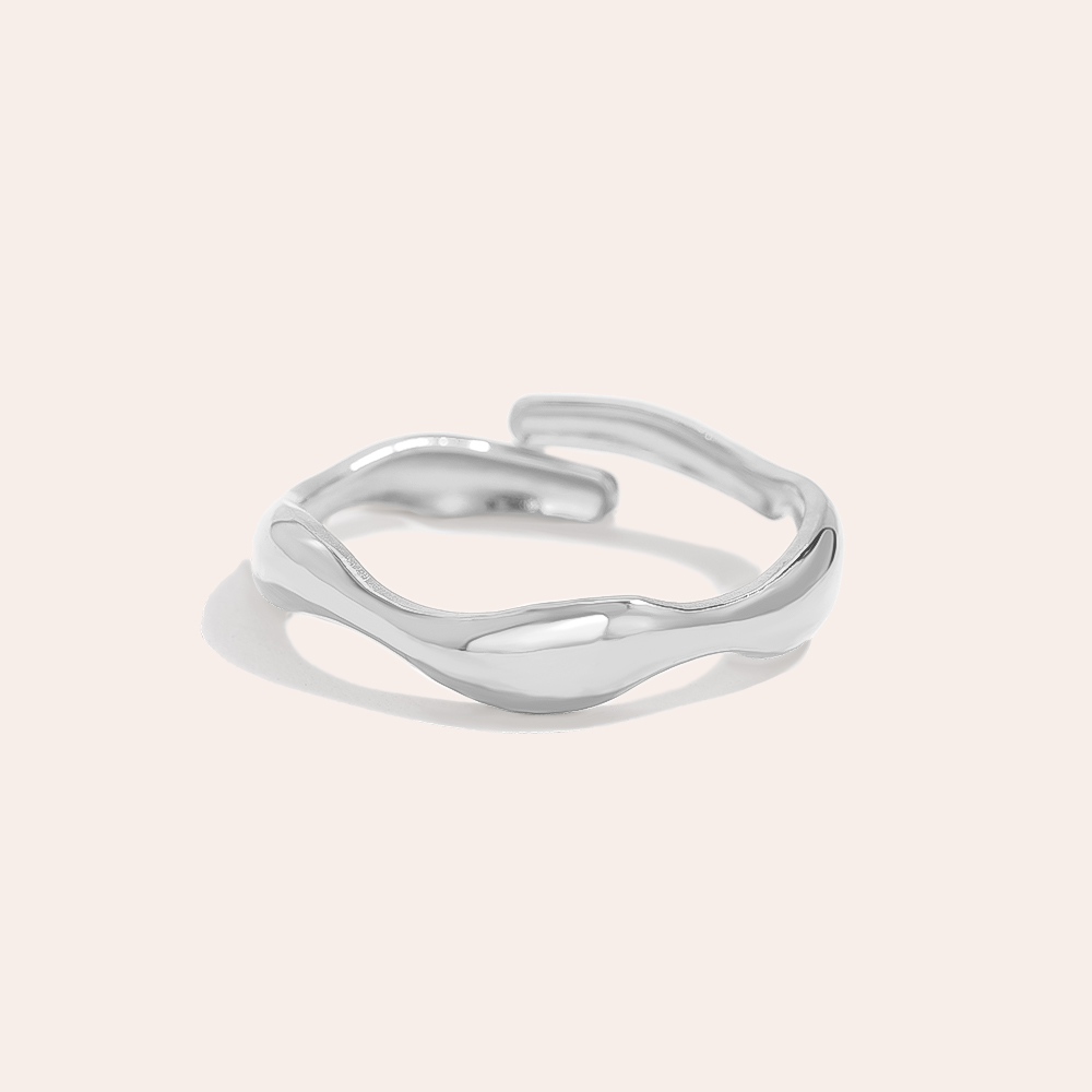 Silberner Edelstahlring mit wellenförmigem Design, offene Form, glänzende Oberfläche