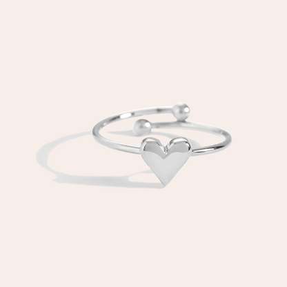 Silberner Edelstahlring mit Herzmotiv, offene Form, glänzende Oberfläche