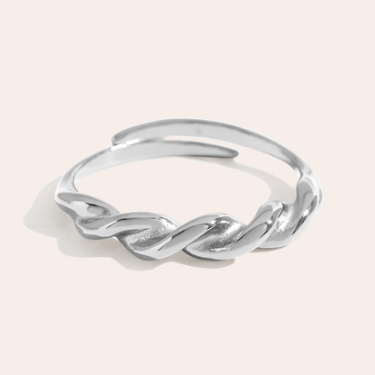 Silberner Edelstahlring mit gedrehtem Design, feine Verarbeitung, glänzende Oberfläche