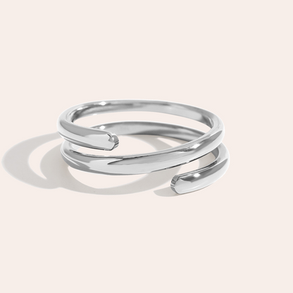 Silberner Edelstahlring in Spiralform, glänzende Oberfläche, minimalistisches Design