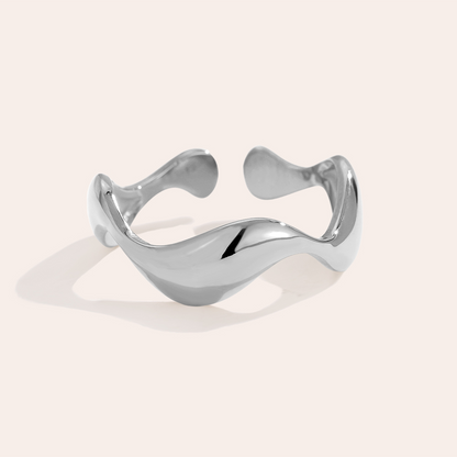 Silberner Edelstahlring mit wellenförmigem Design, glänzende Oberfläche, offene Form