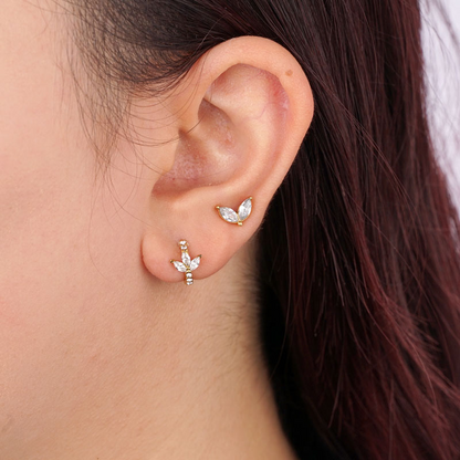 Edelstahl-Ohrringe mit diamantförmigen Blütenblättern, an Ohrläppchen getragen, glänzende Oberfläche, elegantes Design