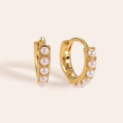 Goldene Edelstahl-Ohrringe mit Mini-Perlen, kreisförmiges Design, glänzendes Finish
