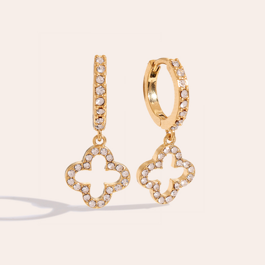 Goldene Edelstahl-Ohrringe mit diamantbesetztem Kleeblattmotiv und kreisförmigem Anhänger, funkelndes Design