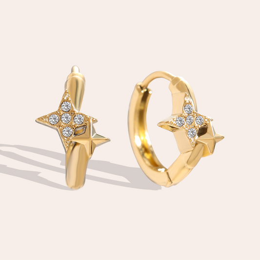 Goldene Edelstahl-Ohrringe mit vierzackigem Sternmotiv und Diamantakzenten