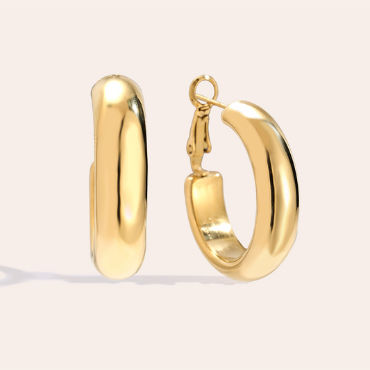 Goldene Edelstahl-Ohrringe in schlichter Kreisform, glänzende Oberfläche, Klappverschluss