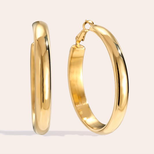 Goldene Creolen aus Edelstahl mit glatter, glänzender Oberfläche, runde Form, klassisches Design