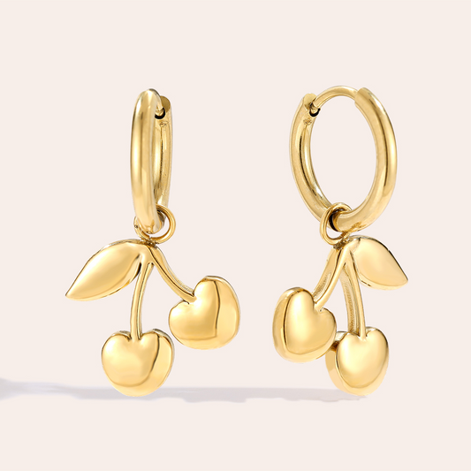 Goldene Edelstahl-Ohrringe mit Kirschmotiv, bestehend aus zwei Kirschen und Blättern, an kleinen Creolen hängend