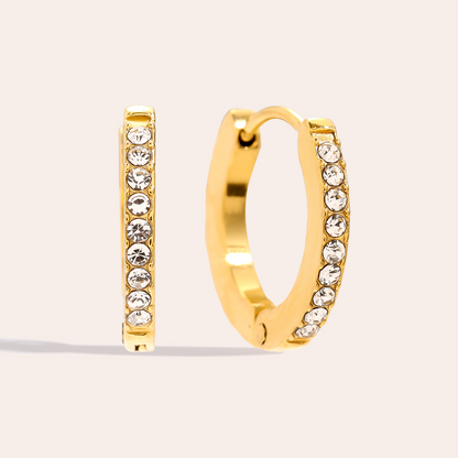 Goldene Edelstahl-Creolen mit eingearbeiteten klaren Steinen, schlichte und elegante Ausführung
