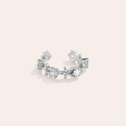 Silberner Ear-Cuff mit feinen Blumenmotiven und Diamantverzierung, vergoldet, filigranes Design