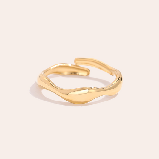 Goldener Edelstahlring mit wellenförmigem Design, glänzende Oberfläche, offene Form