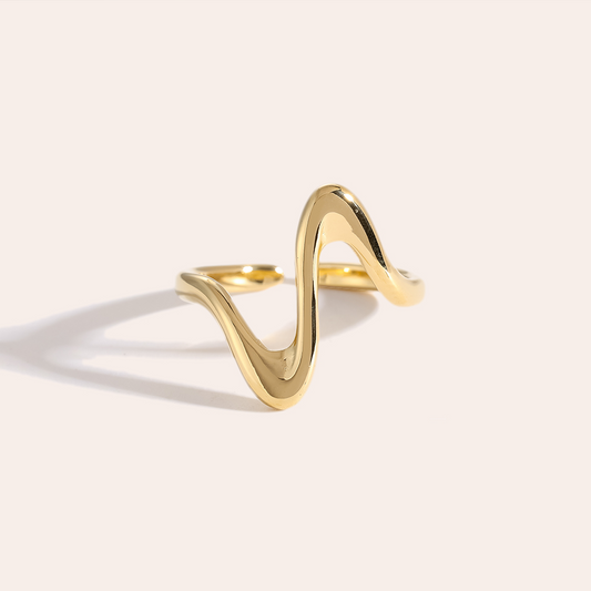 Goldfarbener Edelstahlring in Herzschlag-Form mit wellenförmigem Design