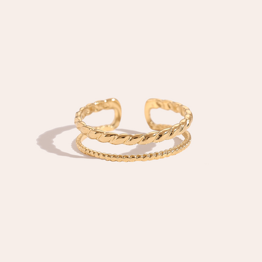Goldfarbener Edelstahlring mit zwei dünnen, verdrehten Schichten, offene Form, glänzendes Finish