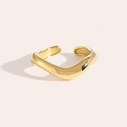 Goldfarbener Edelstahlring mit dicker, unregelmäßiger Kurvenform