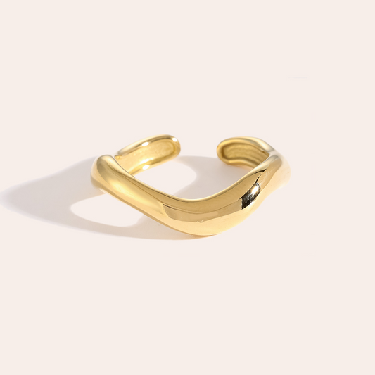 Goldfarbener Edelstahlring mit dicker, unregelmäßiger Kurvenform