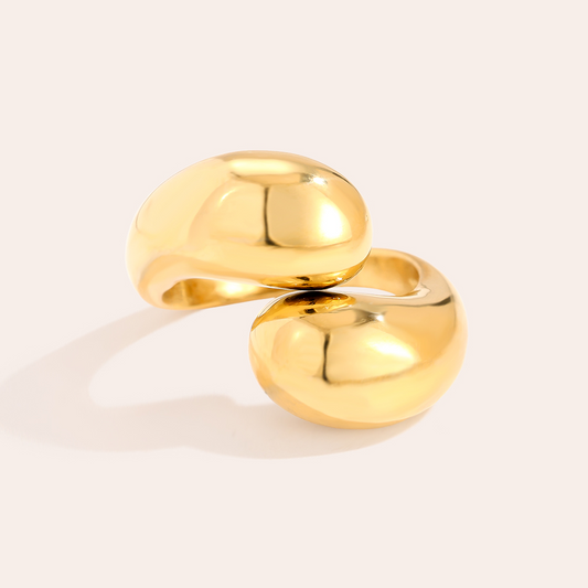 Goldfarbener Edelstahlring in Tropfenform, glänzendes Finish, modernes Design