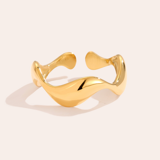 Goldfarbener Edelstahlring mit wellenförmigem Design, offener Form, glänzende Oberfläche