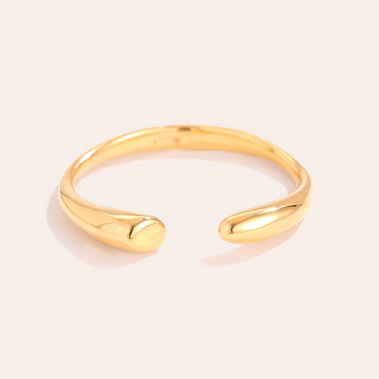 Goldfarbener Edelstahlring, offene Form, schlichtes Design, glänzende Oberfläche