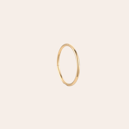 Goldenes Edelstahl-Piercing in perfekter Kreisform, schlichtes Design