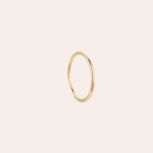 Goldenes Edelstahl-Piercing in perfekter Kreisform, schlichtes Design