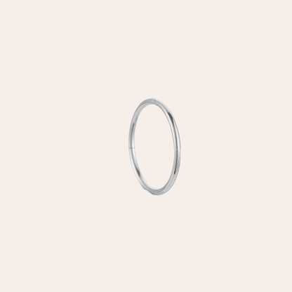 Silbernes Edelstahl-Piercing in perfekter Kreisform, minimalistisches Design