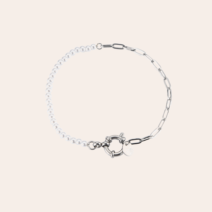 Silbernes Armband aus Edelstahl mit künstlichen Perlen und Gliederkette, runder Verschluss mit kleinem Anhänger