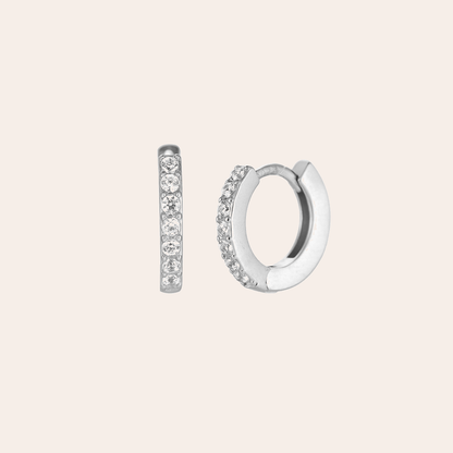 Silberne Edelstahl-Creolen mit sieben Diamanten, klassische runde Form, elegante Ausführung