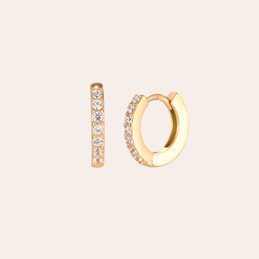 Goldene Edelstahl-Ohrringe mit sieben Diamanten, kreisförmiges Design, glänzende Oberfläche