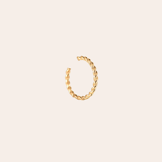 Goldener Edelstahl-Earcuff mit feinem Twist-Design, offene Form, minimalistischer Stil