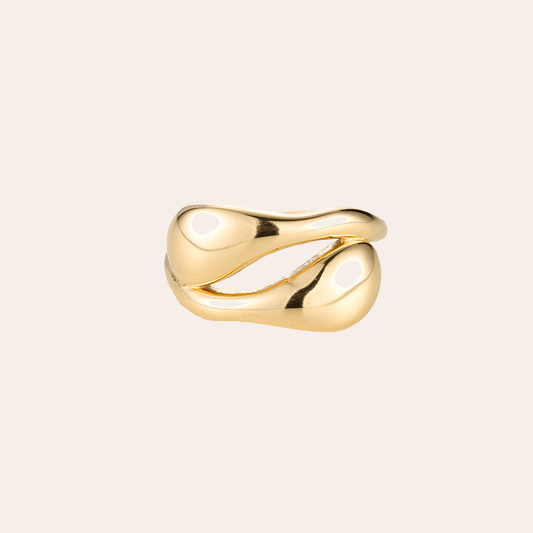 Goldfarbener Edelstahlring mit geschwungenem, tropfenförmigem Design