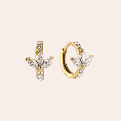 Goldene Edelstahl-Ohrringe mit diamantförmigen Blütenblättern und Kristallverzierung