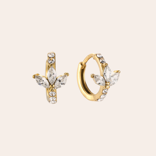 Goldene Edelstahl-Ohrringe mit diamantförmigen Blütenblättern und Kristallverzierung