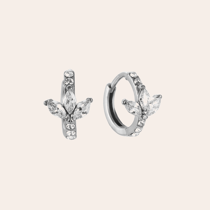 Silberne Edelstahl-Ohrringe mit diamantförmigen Blütenblättern und Kristallverzierung, kreisförmiges Design