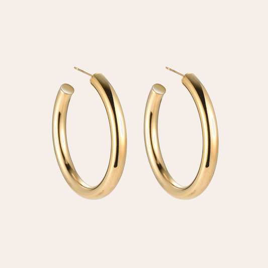 Goldene Creolen aus Edelstahl mit glatter Oberfläche und klassischem Design