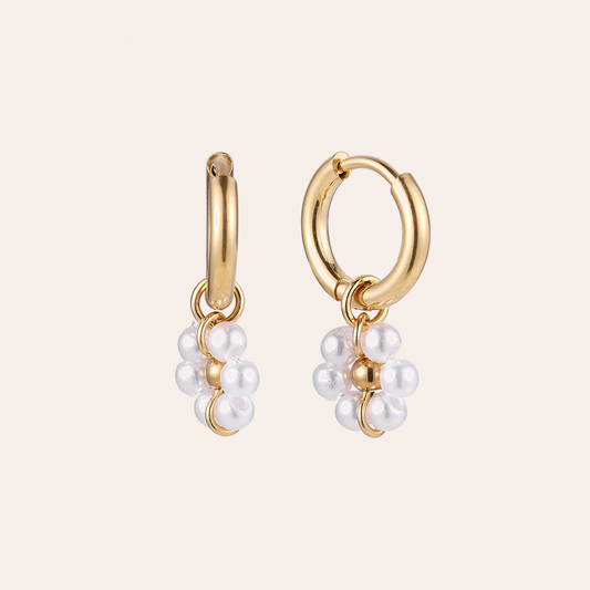 Goldene Edelstahl-Ohrringe mit Perlenblumenanhängern, kreisförmiges Design, glänzende Oberfläche