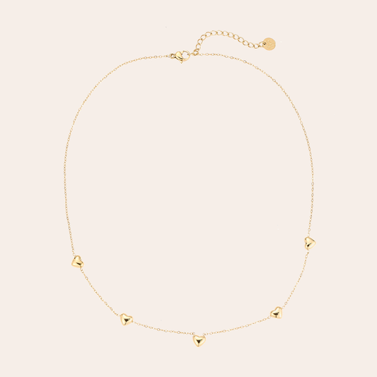 Goldene Edelstahl-Halskette mit fünf herzförmigen Anhängern, filigranes Design, verstellbare Länge