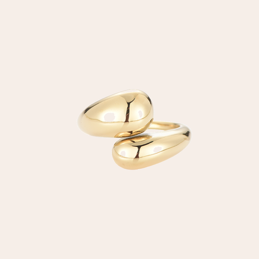 Goldfarbener Edelstahlring Reaching Out 2.0 mit glänzender Oberfläche und geschwungenem Design