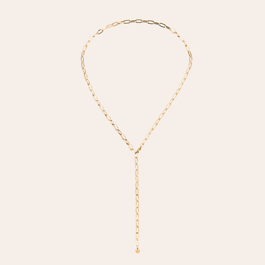 Goldene Edelstahlkette mit ovalen Gliedern und langem Anhänger, minimalistisch und elegant designt