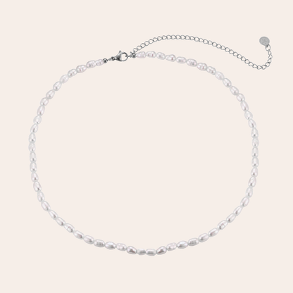 Silberne Edelstahlkette mit weißen Perlen, verstellbarer Verschluss, schlichtes Design
