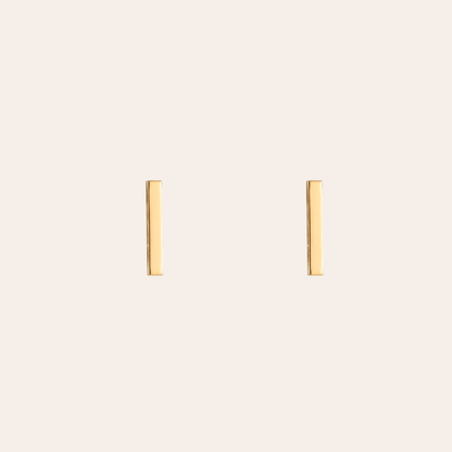 Goldene Edelstahl-Ohrringe in schlichter Stabform, minimalistisch und elegant
