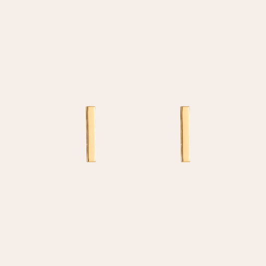 Goldene Edelstahl-Ohrringe in schlichter Stabform, minimalistisch und elegant
