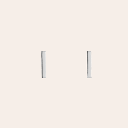 Silberne Edelstahl-Ohrringe in schlichter Stabform, minimalistisch und elegant